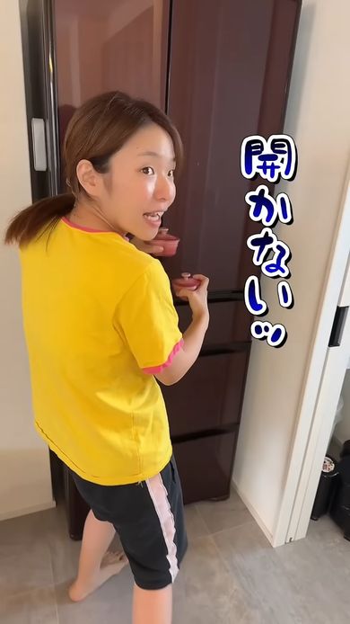 両手がふさがっているため夫にSOSを出す妻