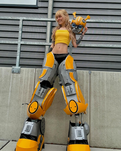 2メートルのバンブルビーコスプレ