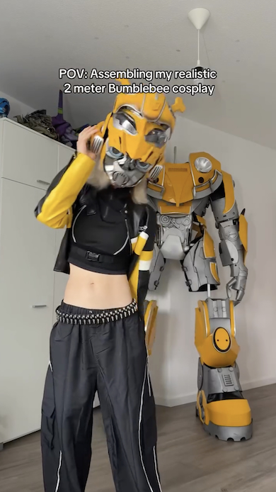 2メートルのバンブルビーコスプレ