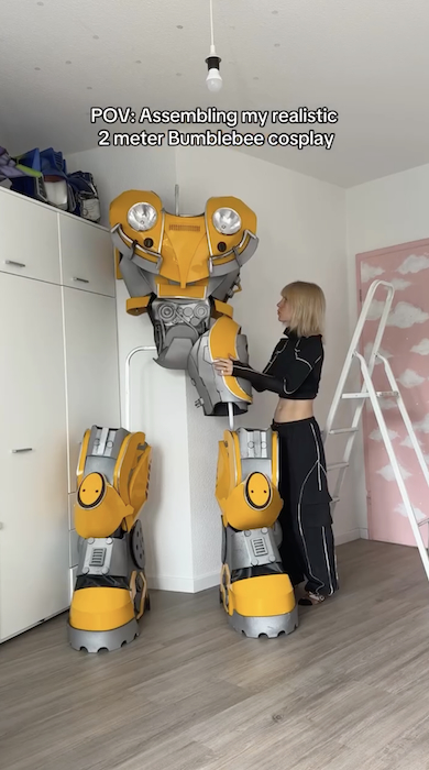 2メートルのバンブルビーコスプレ