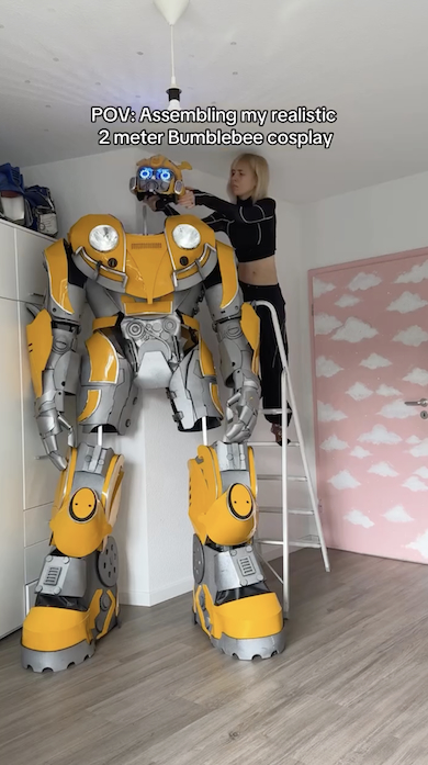 2メートルのバンブルビーコスプレ