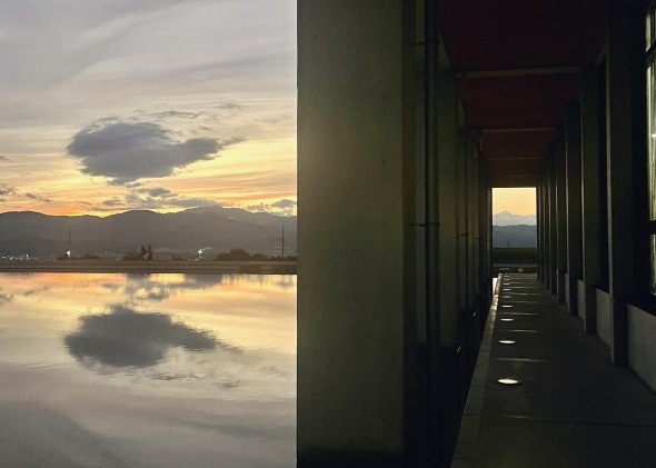 美しい夕焼けと大学