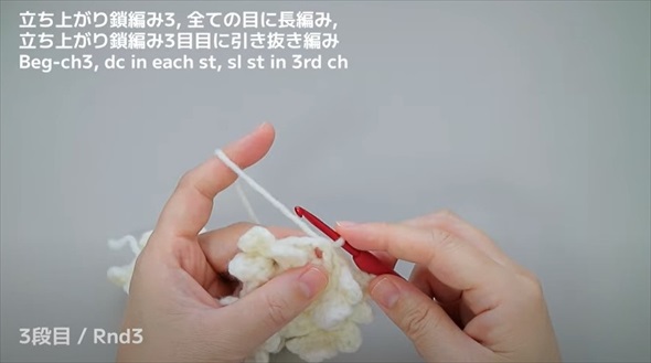 毛糸でお花をたっぷり編んでいくと