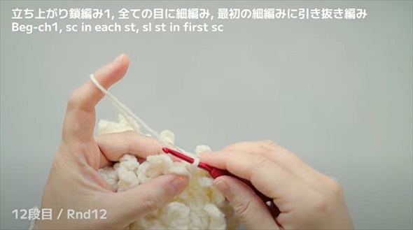 毛糸でお花をたっぷり編んでいくと