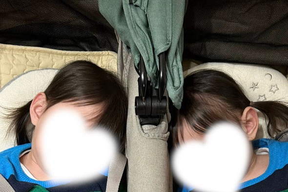 派手な服を着ている双子の女の子