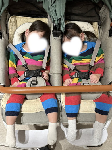 派手な服を着ている双子の女の子