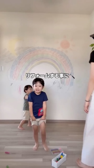 男の子と「リフォームする事に」の文字