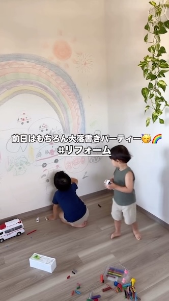 部屋の壁に落書きする子どもたち