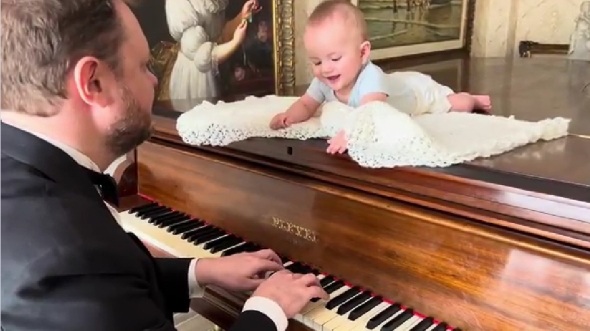 月の光を聞いた赤ちゃん