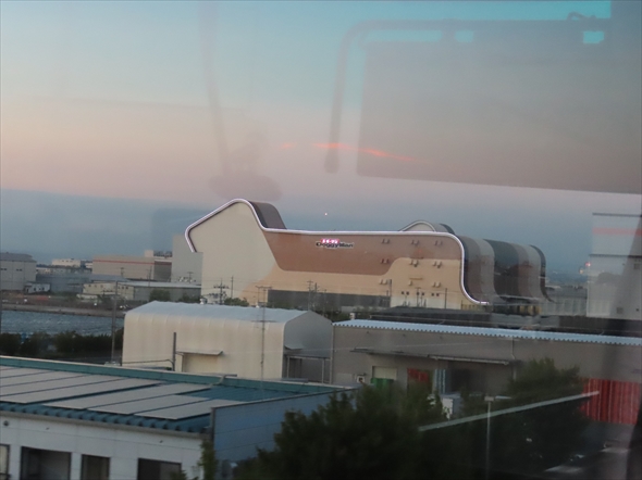 犬の形をしたドギーマンの物流センター