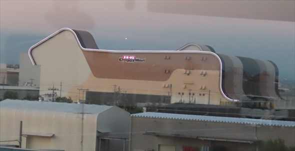 犬の形をしたドギーマンの物流センター