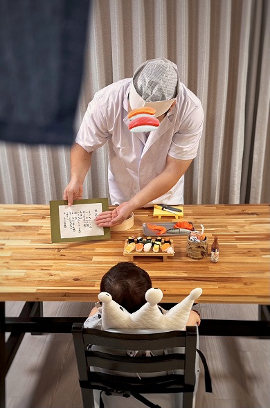 メニューを説明する父親と楽しそうに話を聞く娘