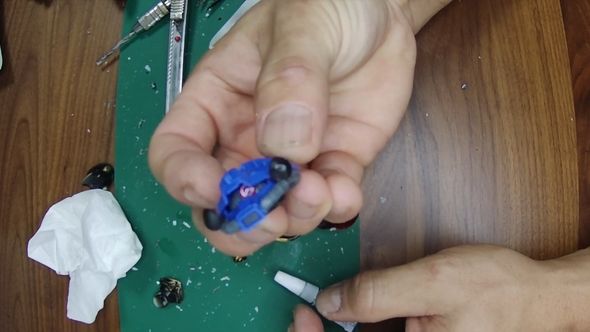 水牛脇立兜から角飾りを切り取りイフリート改の頭部に取り付ける武士イフリートのメイキング動画