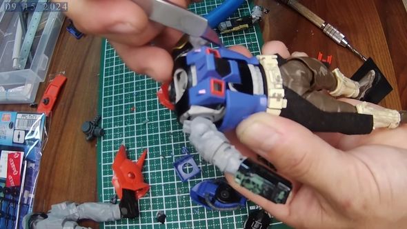 ボバ・フェットとイフリート改の胴体を組み合わせていく武士イフリートのメイキング動画