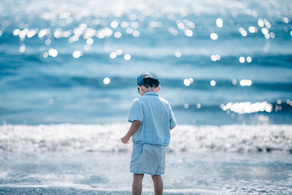 浜辺で遊ぶ男の子