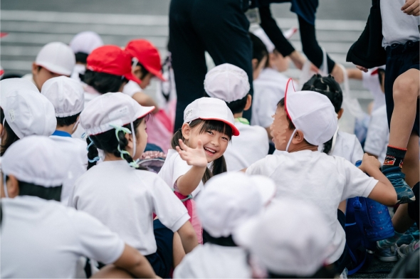 運動会に参加している女の子