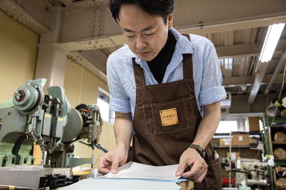 Japan Leather Award 2024 アーティスティックデザイン賞 赤色小札黄銅鋲背嚢具足 甲冑 ランドセル