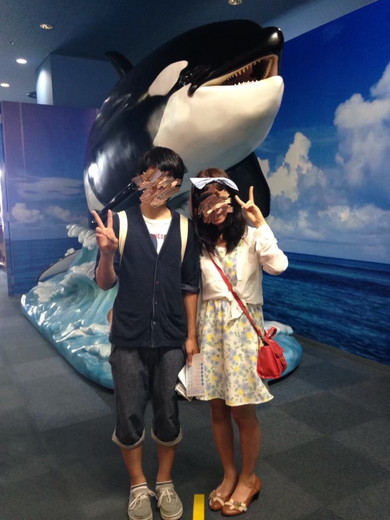 水族館デートをしている2人の写真