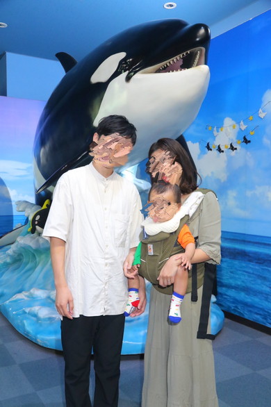 水族館を楽しむ3人家族の写真