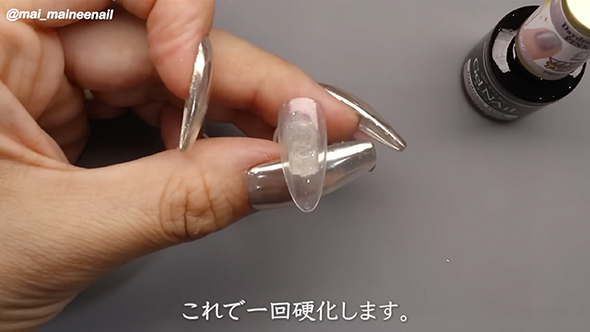 おしゃれなカフェにいる女の子の指先風ネイル