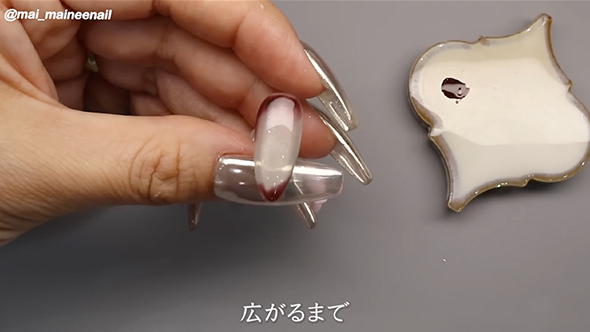 おしゃれなカフェにいる女の子の指先風ネイル