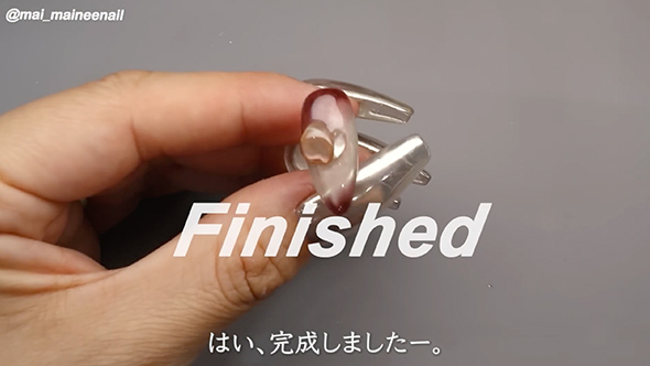 おしゃれなカフェにいる女の子の指先風ネイル