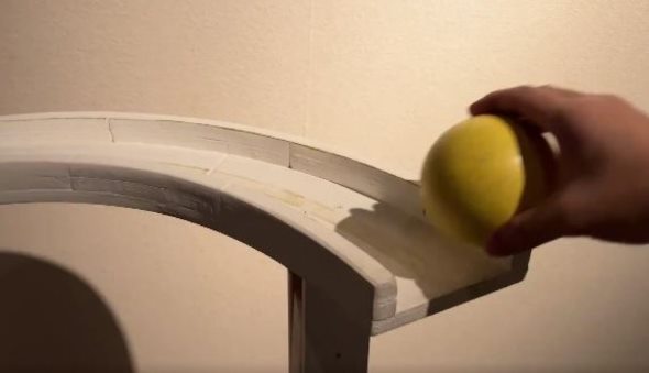 ボールを転がす瞬間