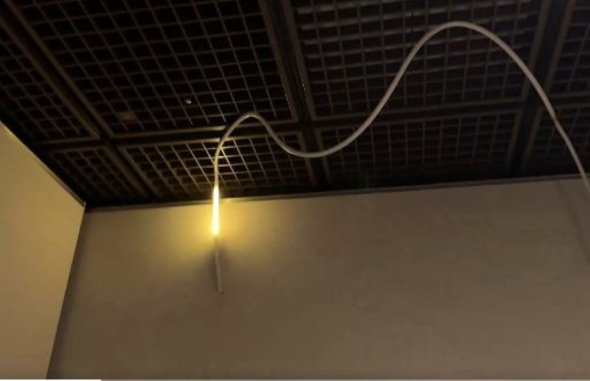 壁から管へ移った光