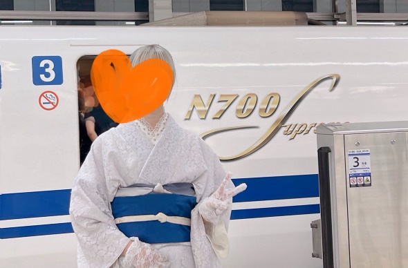 N700S新幹線と着物女性（正面）