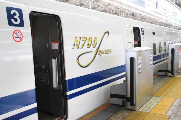 駅に停車中のN700S新幹線