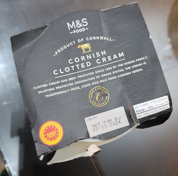 クロテッドクリームの外箱