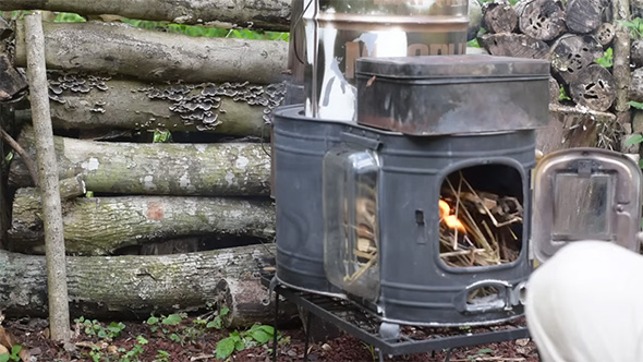 缶が乗った薪ストーブ