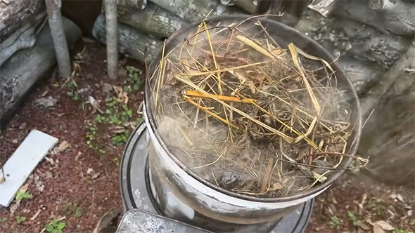 煙が出る雑草入りのペール缶