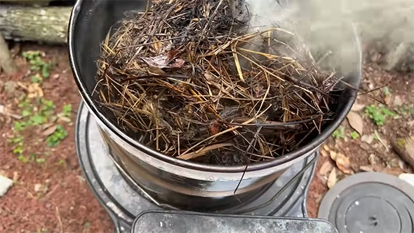 茶色くなってきた雑草入りのペール缶