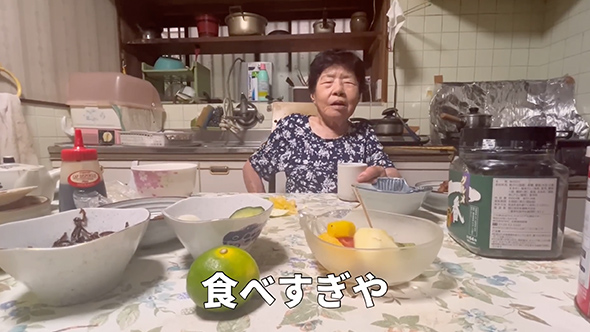 朝から唐揚げを食べる98歳