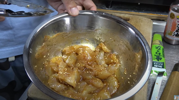 ヤドクガエルそっくりの生き物を食べてみた