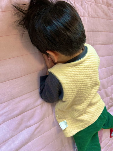 かくれんぼする男の子