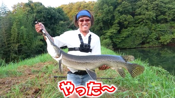 釣り上げたアリゲーターガーを抱える