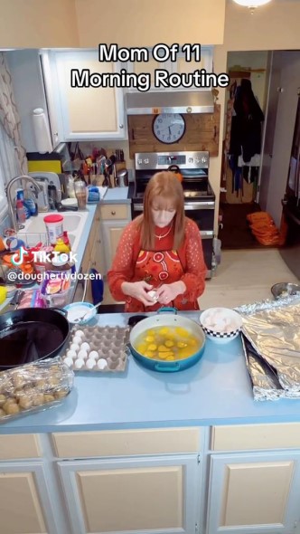 大家族のお弁当を作るママ