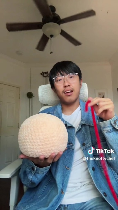 赤色の毛糸を編みこんでいく