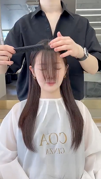 顔周りのカットで大変身する女性