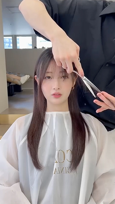 顔周りのカットで大変身する女性