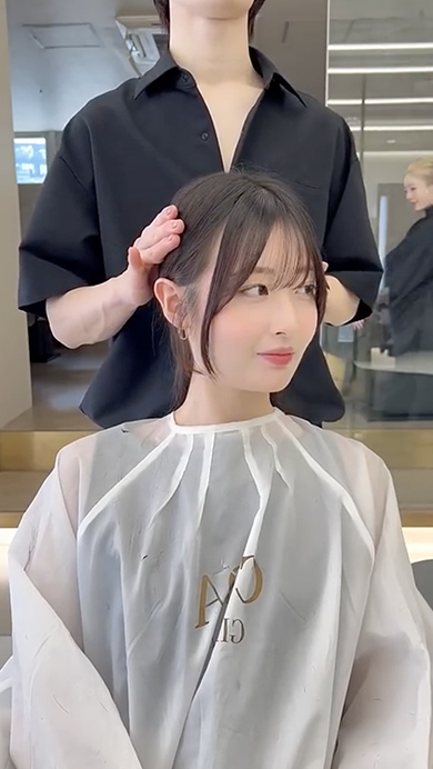 顔周りのカットで大変身する女性