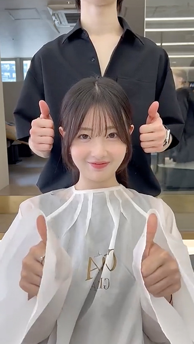 顔周りのカットで大変身する女性