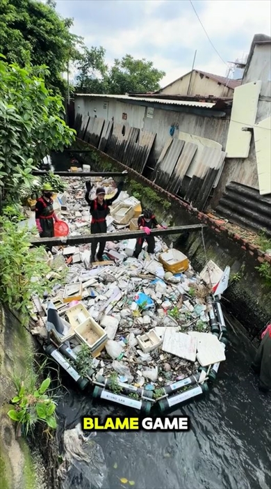 人が跳びはねられるほどのごみが積もった運河を大掃除