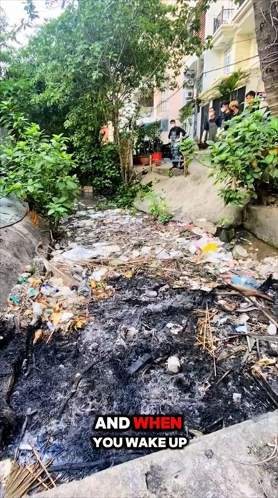 人が跳びはねられるほどのごみが積もった川を大掃除