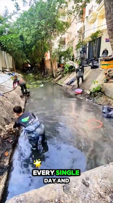 人が跳びはねられるほどのごみが積もった川を大掃除