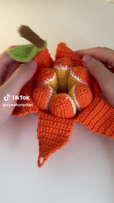 オレンジの編み物