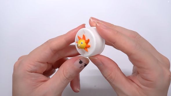 ペットボトルのフタを作業台にしてサウザンド・サニー号のライオン顔を作る