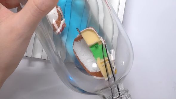 カットしたサウザンド・サニー号の船体をボトル内部で組み立てる